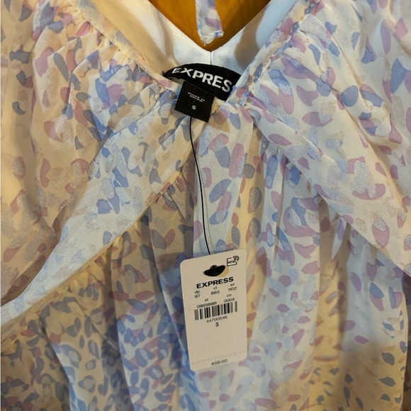 NWT Express Women’s Long-Sleeve Flowy Blouse with Pastel Colors and Pattern - Picture 5 of 9